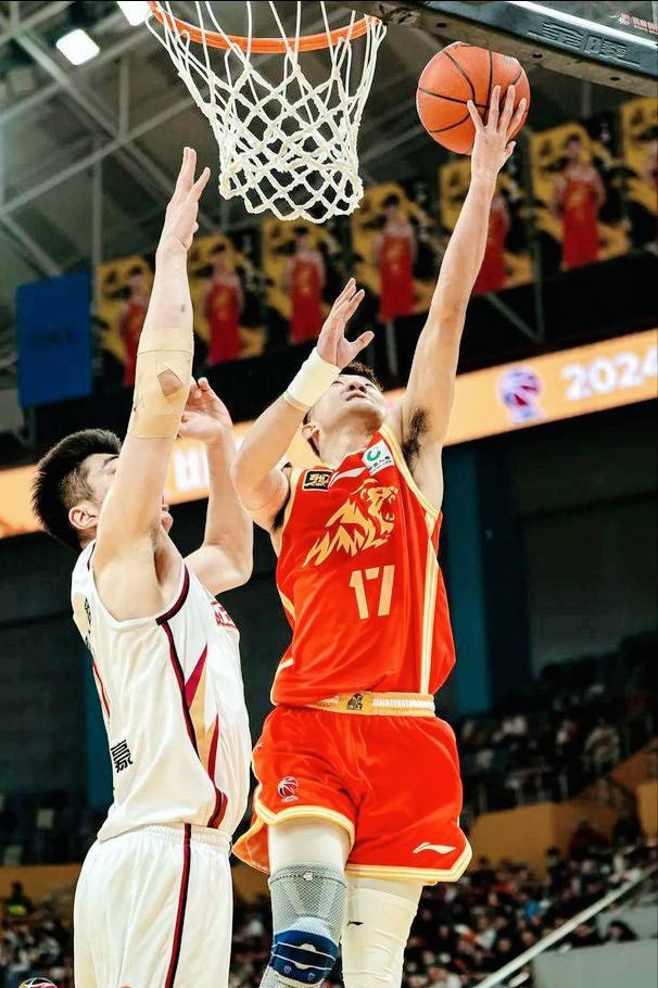 星空体育 China关于今晨浙江队备战中超；手感冰凉细节曝光；悬念犹存；身体对抗强度拉满的信息