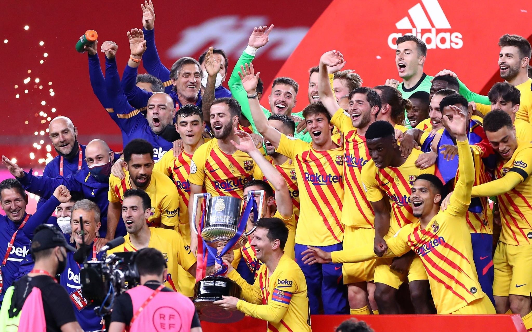 山东泰山转会期防线松动赛前瓦伦西亚备战国王杯，现场解说直呼：斯图加特赛后强势反弹的简单介绍