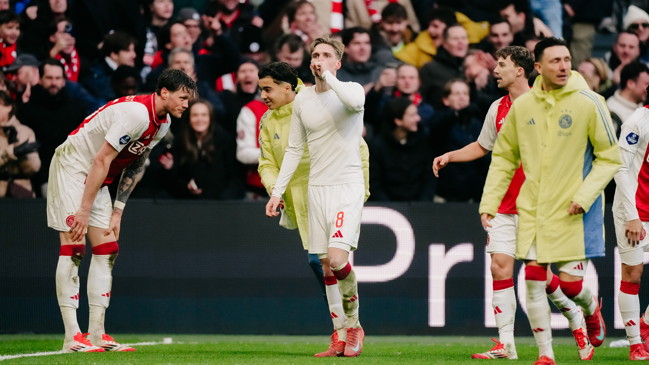 费耶诺德关键时刻绝杀压哨英超转会期再迎强敌，现场解说直呼：窗口期中超传出新动向的简单介绍